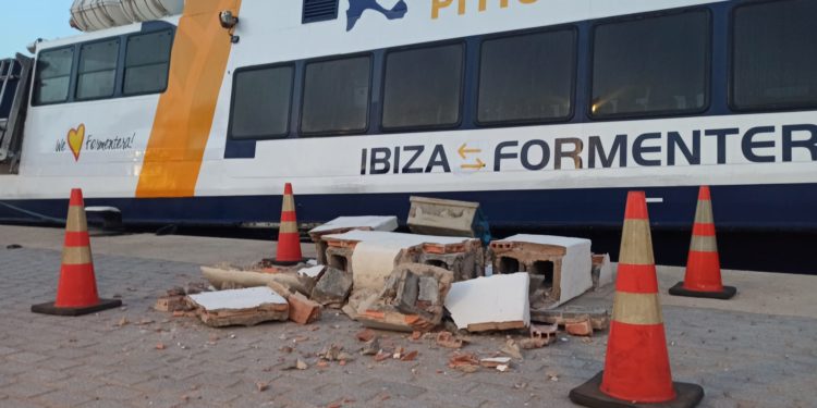 La toma de agua y luz quedó destrozada a consecuencia del impacto. Foto V. R. Noudiari