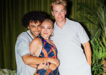 Archie Madekwe, Florence Pugh y Will Pouter en una terraza de Ibiza. Instragram Florence Pugh