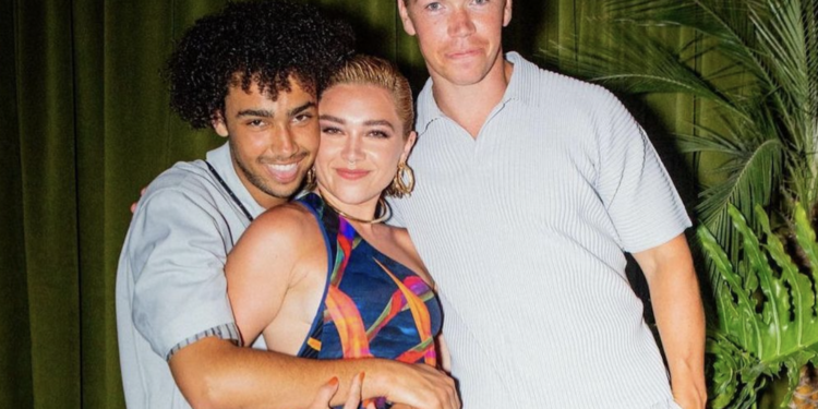Archie Madekwe, Florence Pugh y Will Pouter en una terraza de Ibiza. Instragram Florence Pugh