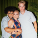 Archie Madekwe, Florence Pugh y Will Pouter en una terraza de Ibiza. Instragram Florence Pugh
