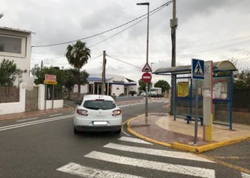 Un coche se mete en dirección prohibida esta mañana en la avenida afectada en Sant Jordi. Foto Noudiari