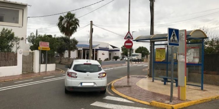Un coche se mete en dirección prohibida esta mañana en la avenida afectada en Sant Jordi. Foto Noudiari