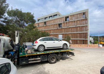 Uno de los vehículos inmovilizados, en una imagen facilitada por el Consell.