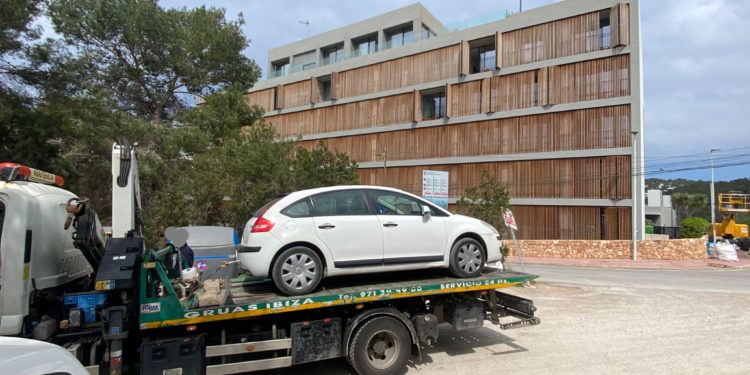 Uno de los vehículos inmovilizados, en una imagen facilitada por el Consell.