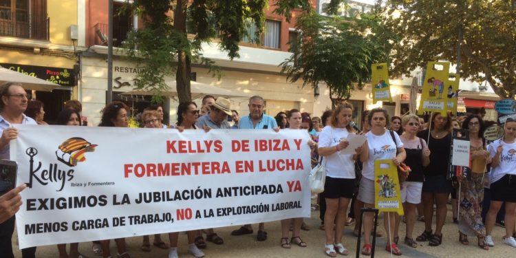 Imagen de archivo protesta de camareras de piso de Ibiza exigiendo la jubilación anticipada, entre otras mejoras.
