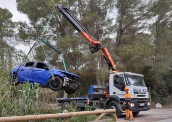 Equipos de auxilio en carretera de Grúas Ibiza extrayendo el vehículo.