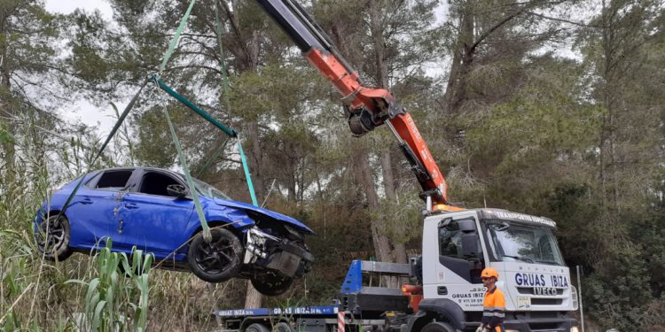 Equipos de auxilio en carretera de Grúas Ibiza extrayendo el vehículo.