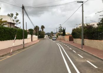 Operarios de la empresa concesionaria pintando el carril bici esta mañana en Sant Jordi. Foto Noudiari