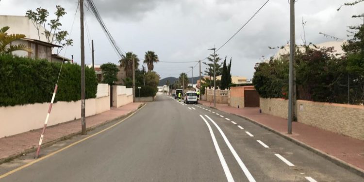 Operarios de la empresa concesionaria pintando el carril bici esta mañana en Sant Jordi. Foto Noudiari
