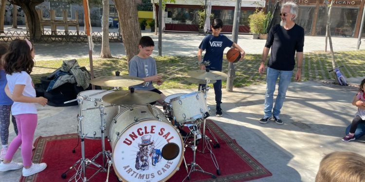 Artimus Gabe, de Uncle Sal, al frente de uno de los talleres de batería.