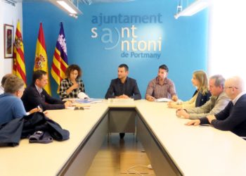 Imagen de la reunión entre representantes del Ayuntamiento y de los hoteleros, con el alcalde Marcos Serra en el centro. Ayuntamiento de Sant Antoni.