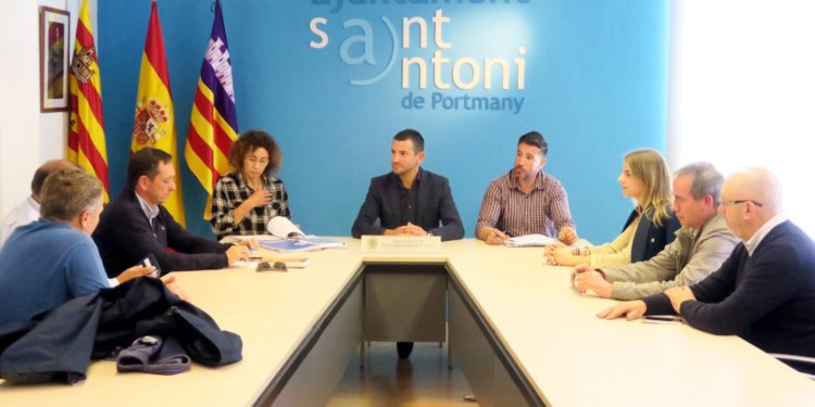 Imagen de la reunión entre representantes del Ayuntamiento y de los hoteleros, con el alcalde Marcos Serra en el centro. Ayuntamiento de Sant Antoni.