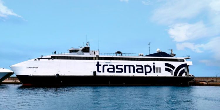 El buque Fairweather durante los trabajos realizados en el puerto de Sant Antoni. Foto: Trasmapi.