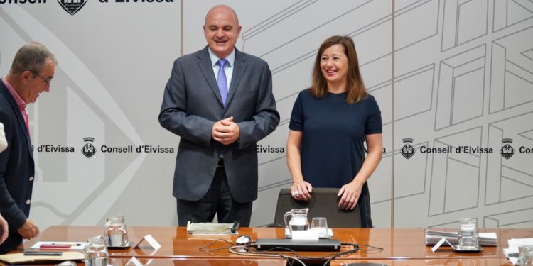 Vicent Marí i Francina Armengol aquest dilluns al Consell d'Eivissa. CAIB.