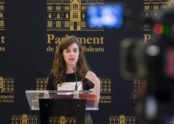 Esperança Sans, portavoz adjunta de Podemos en el Parlament, durante la rueda de prensa de este lunes. Unides Podem.