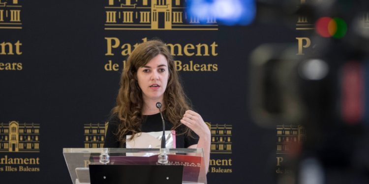 Esperança Sans, portavoz adjunta de Podemos en el Parlament, durante la rueda de prensa de este lunes. Unides Podem.