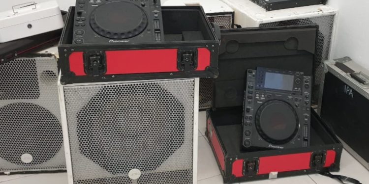 Imatge d'arxiu d'un equip de música confiscat a una festa.