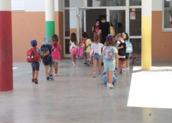 Nens entren a l'escola. Imatge d'arxiu.