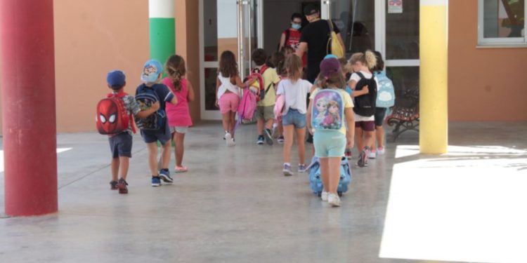 Nens entren a l'escola. Imatge d'arxiu.