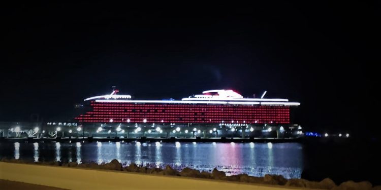 Imagen de un crucero en el puerto de Ibiza. Foto: Óscar Marí