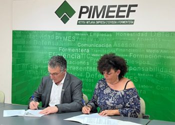 Alfonso Rojo (Pimeef) e Inma Saranova (IbizaPreservation) firmando el acuerdo. Imagen cedida por ambas entidades.