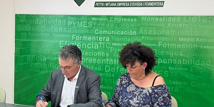 Alfonso Rojo (Pimeef) e Inma Saranova (IbizaPreservation) firmando el acuerdo. Imagen cedida por ambas entidades.