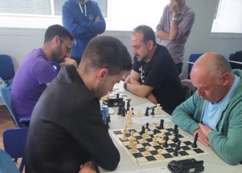 Match del 7 de mayo, con Rubén Valhondo y Paco Adell en el fondo y Javier Rodríguez y Agim Azizag en un primer plano. Imagen cedida por el Club d'Escacs Puig d'en Valls.