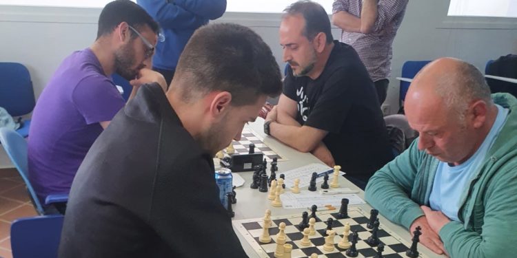 Match del 7 de mayo, con Rubén Valhondo y Paco Adell en el fondo y Javier Rodríguez y Agim Azizag en un primer plano. Imagen cedida por el Club d'Escacs Puig d'en Valls.