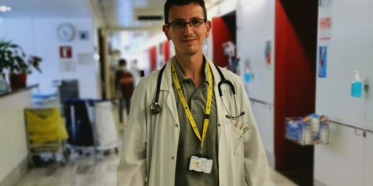 El neurólogo Lluis Prats en la planta de Neurología del Hospital de la Santa Creu i Sant Pau. Imagen cedida a Noudiari.