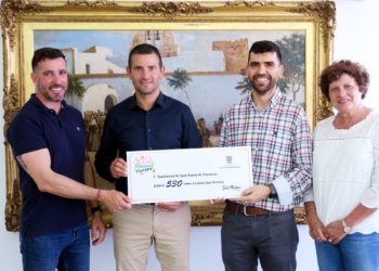 Momento de la entrega. Ayuntamiento de Sant Antoni.