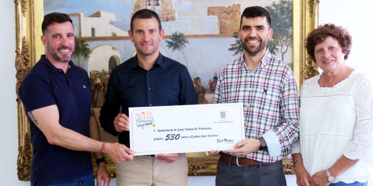 Momento de la entrega. Ayuntamiento de Sant Antoni.