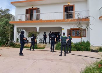 Imagen de los agentes locales y de la Guardia Civil ante la vivienda desalojada. Ayuntamiento de Sant Antoni.