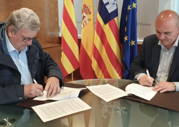 Joan Marí y Vicent Marí firman el convenio entre Cáritas y el Consell.