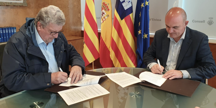Joan Marí y Vicent Marí firman el convenio entre Cáritas y el Consell.