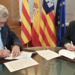 Joan Marí y Vicent Marí firman el convenio entre Cáritas y el Consell.
