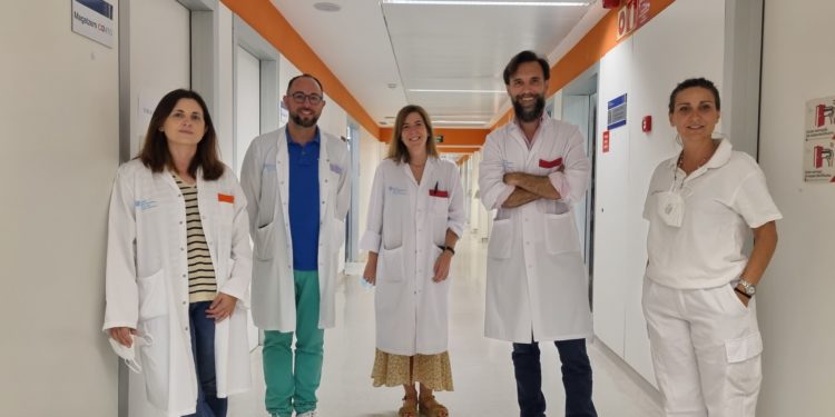De izquierda a derecha, los oncólogos Dra. Raquel Marsé del Hospital Universitario Son Espases, Dr. Juan Coves del Hospital Universitario Son Llàtzer, Dra. María Iglesias, nueva oncóloga del Área de Salud de Ibiza y Formentera, Dr. Carlos Rodríguez Franco y la psicooncóloga Paloma Martínez.