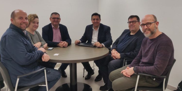 Un momento de la reunió entre autoridades de Sant Josep y responsables de telefónica.