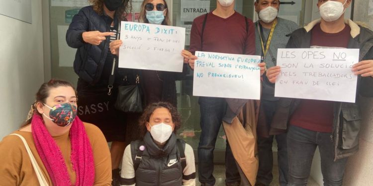 Protesta de profesores interinos ante la delegación de educación de Ibiza