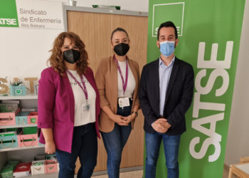 Torres, a la derecha de la imagen, tras el encuentro con el Satse.