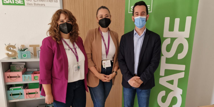 Torres, a la derecha de la imagen, tras el encuentro con el Satse.