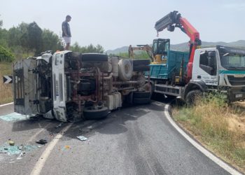 Camión volcado en la carretera de Sant Rafel a Santa Agnès. Bomberos de Ibiza.