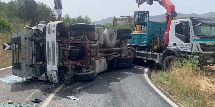 Camión volcado en la carretera de Sant Rafel a Santa Agnès. Bomberos de Ibiza.