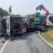 Camión volcado en la carretera de Sant Rafel a Santa Agnès. Bomberos de Ibiza.
