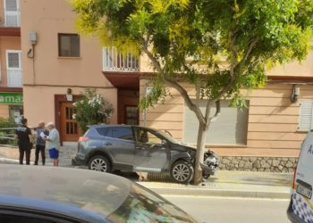 El coche accidentado en la avenida España. Imagen cedida por Javi C.