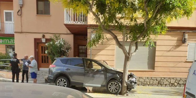 El coche accidentado en la avenida España. Imagen cedida por Javi C.