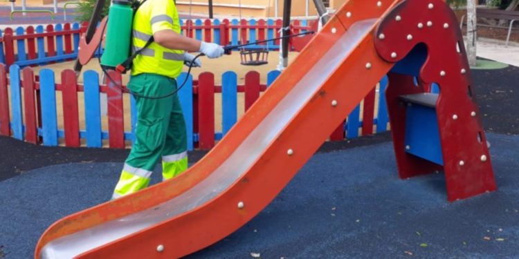 Imagen de archivo de un tobogán en un parque infantil.