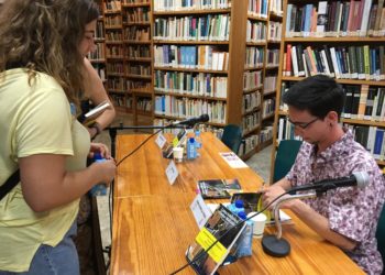 Joan Gomila firmant llibres després de la presentació a Eivissa, en el mes de juny. Foto: Toni Escandell.