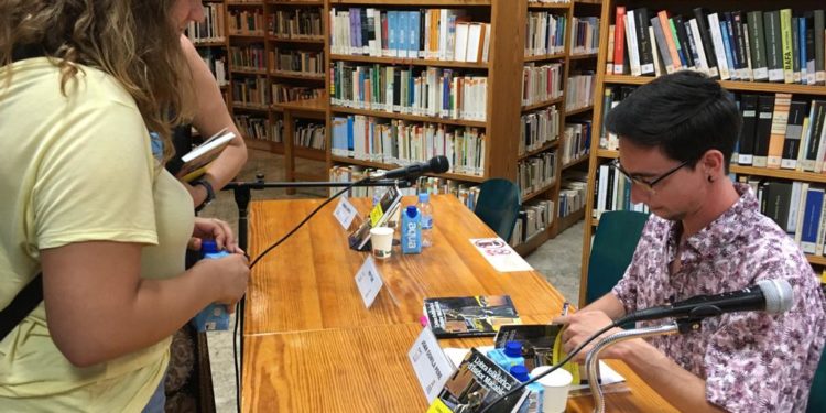 Joan Gomila firmant llibres després de la presentació a Eivissa, en el mes de juny. Foto: Toni Escandell.