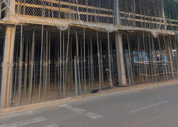 Obras en un terreno de la calle de la Gavina, con la acera totalmente ocupada. Noudiari.
