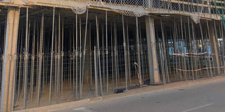 Obras en un terreno de la calle de la Gavina, con la acera totalmente ocupada. Noudiari.